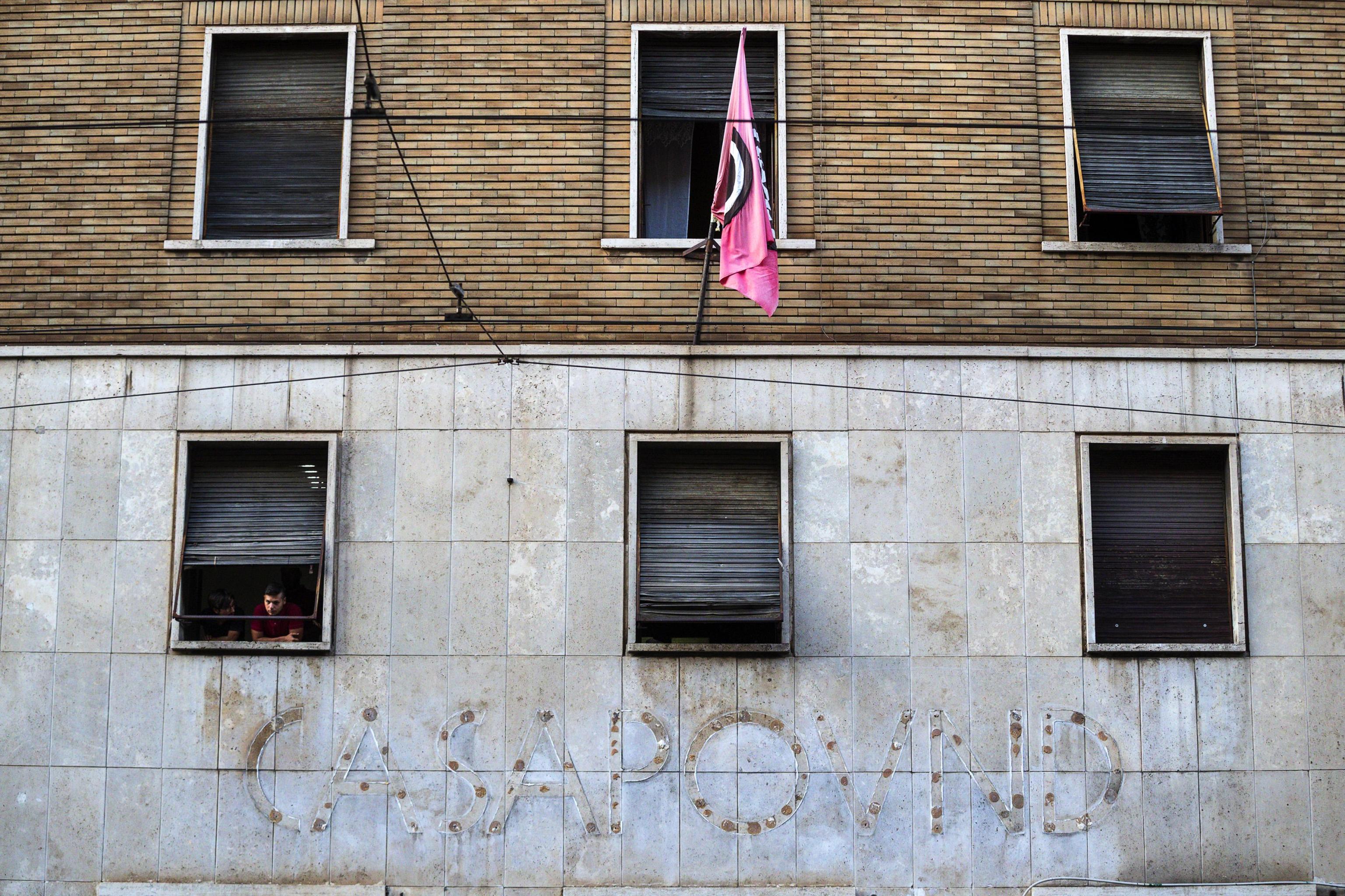 Lungo il Tevere c’è Roma criminale, ma la Raggi chiude Casapound