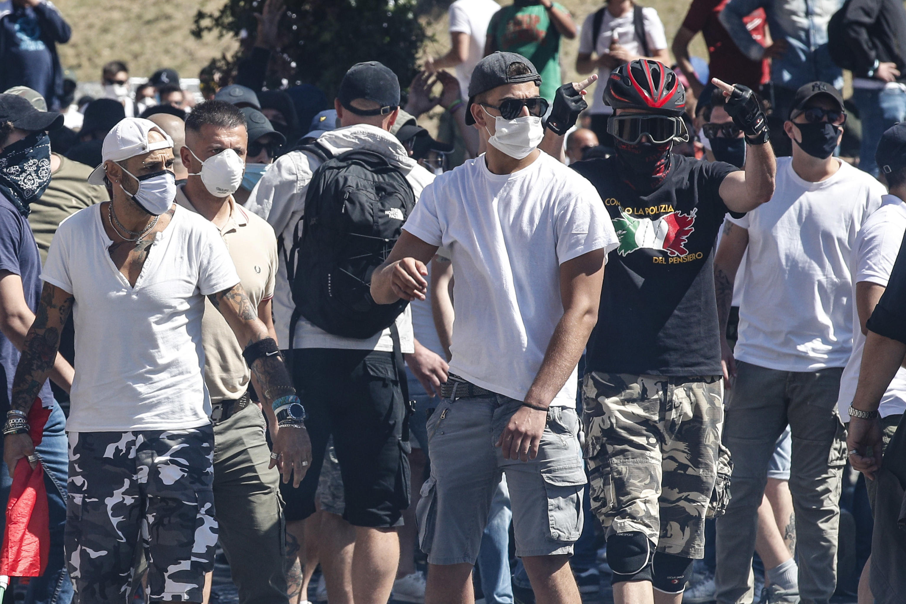 Manifestazioni sardiniste e discriminazione per gli assembramenti 