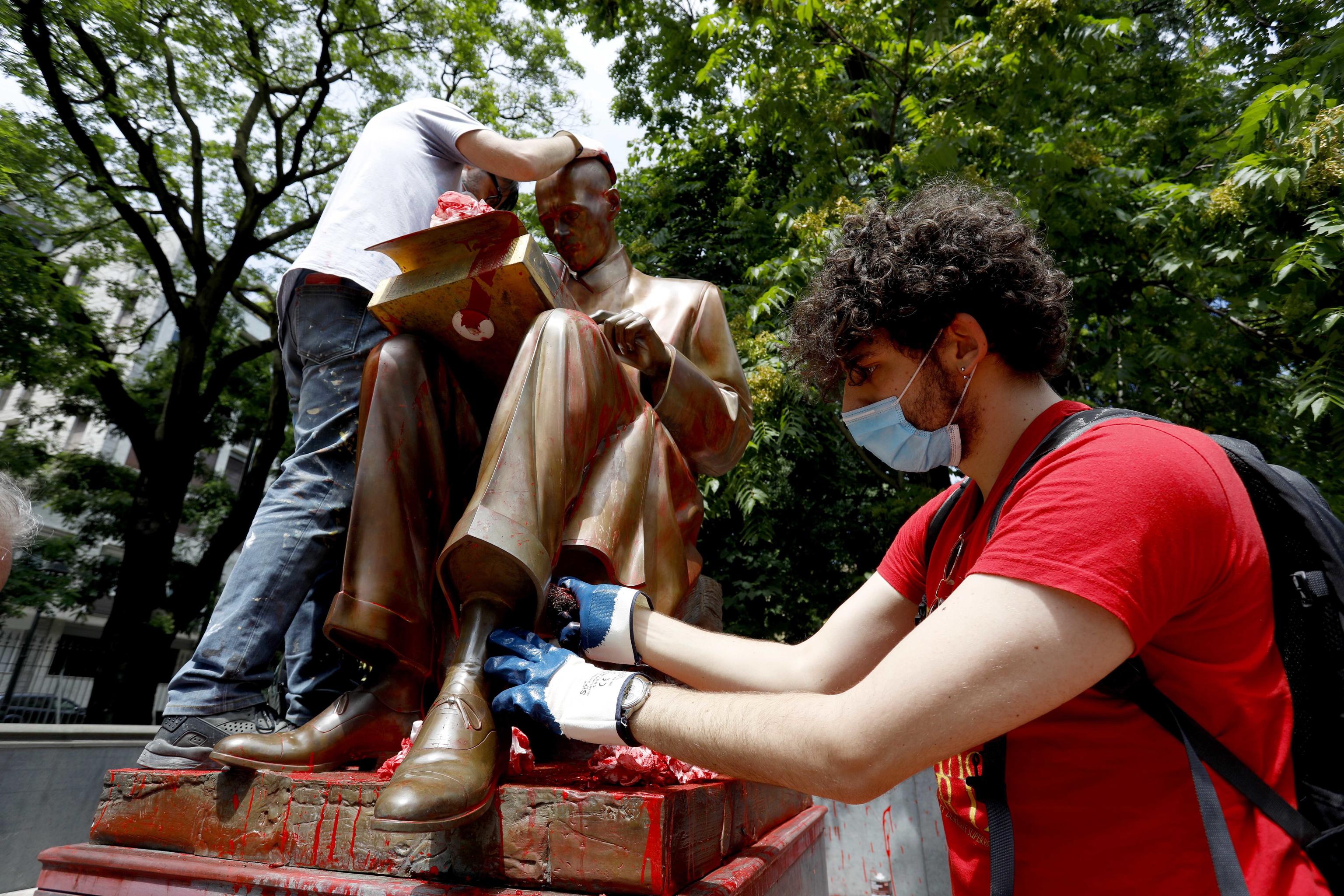 La statua imbrattata di Montanelli e i “ragazzini” di Giorgia Meloni