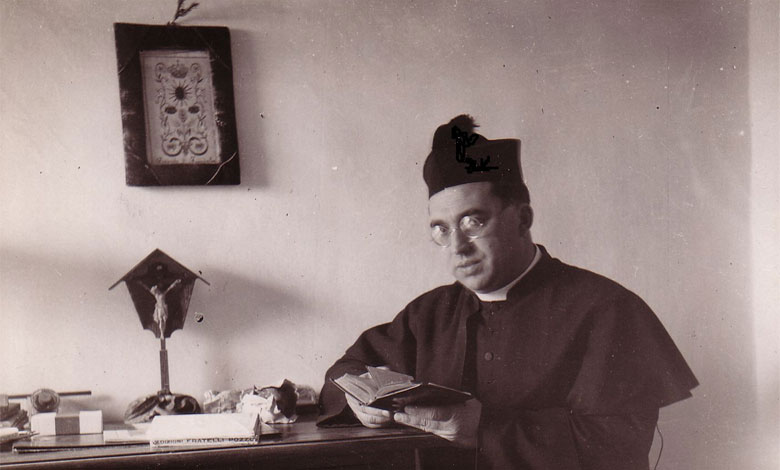 Qualcuno pensa bene di “premiare” l’obbedienza “cieca” del “microfonista” don Umberto Terenzi proclamandolo Santo