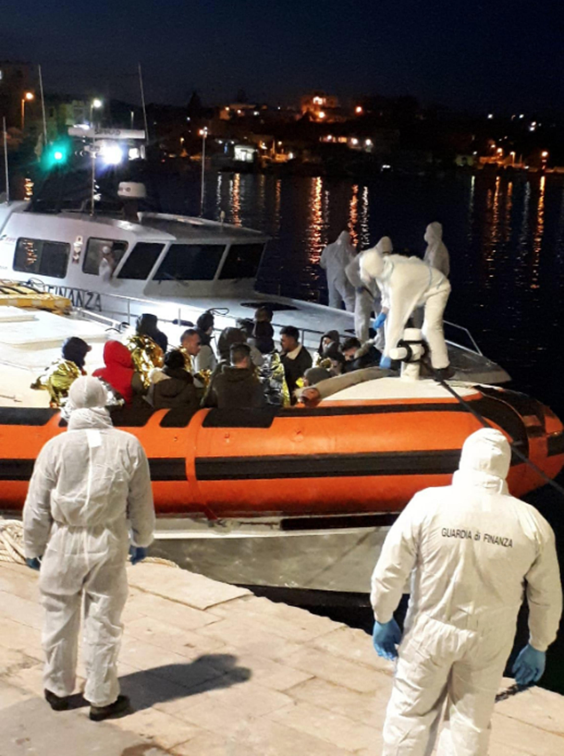 Migranti a Lampedusa, Salvini: “Non è immigrazione, ma caos”