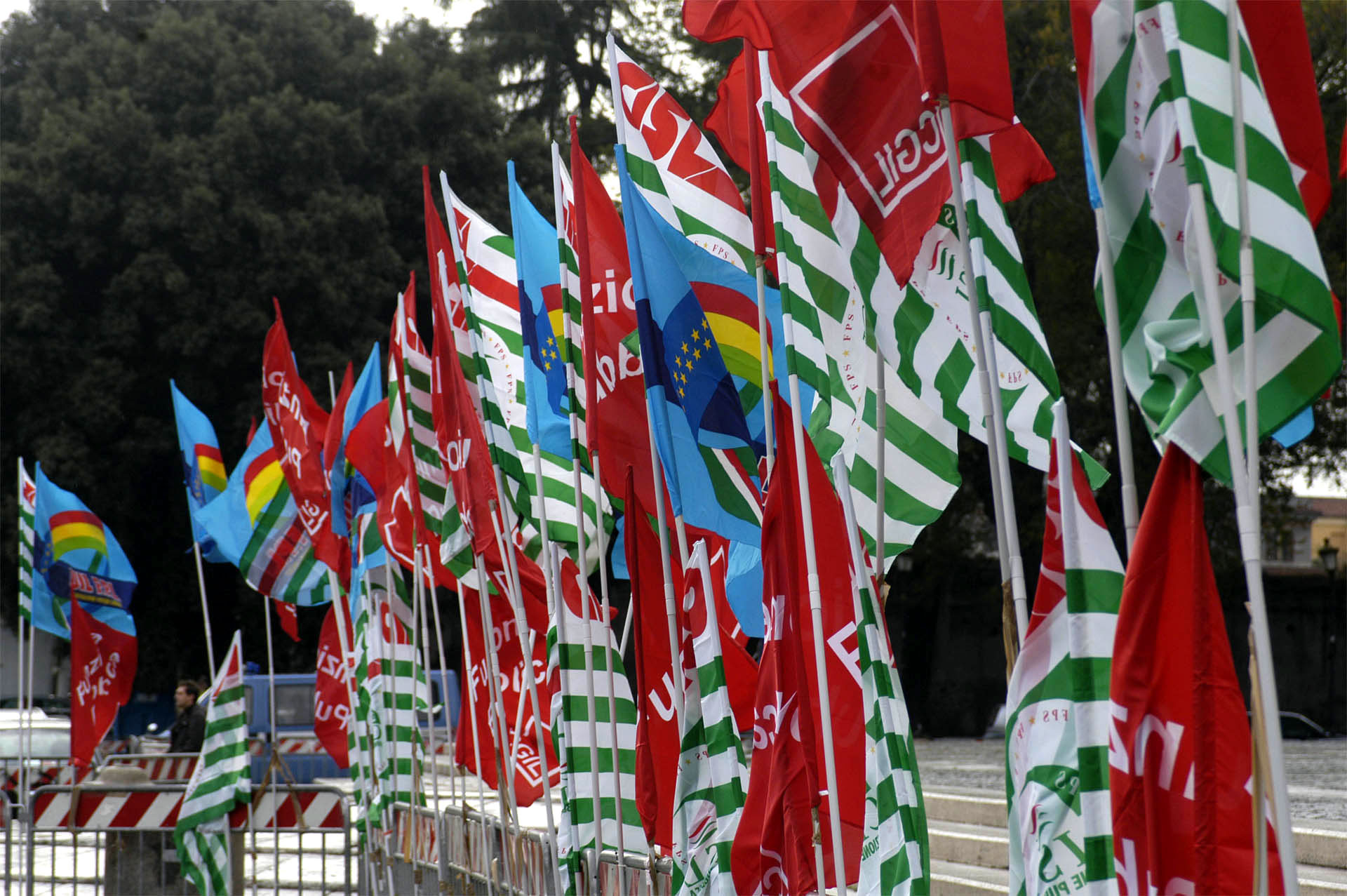 Scontro nel Governo sui licenziamenti, alt sindacati