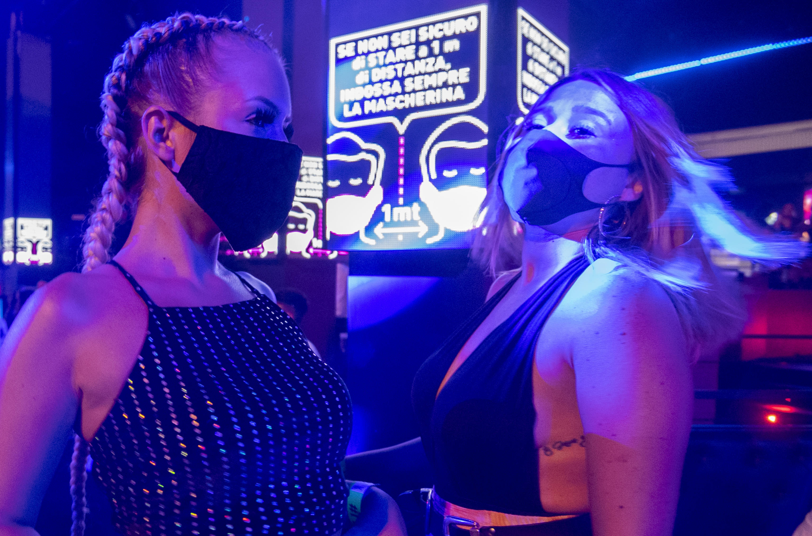 Vietato ballare ma non assembrarsi