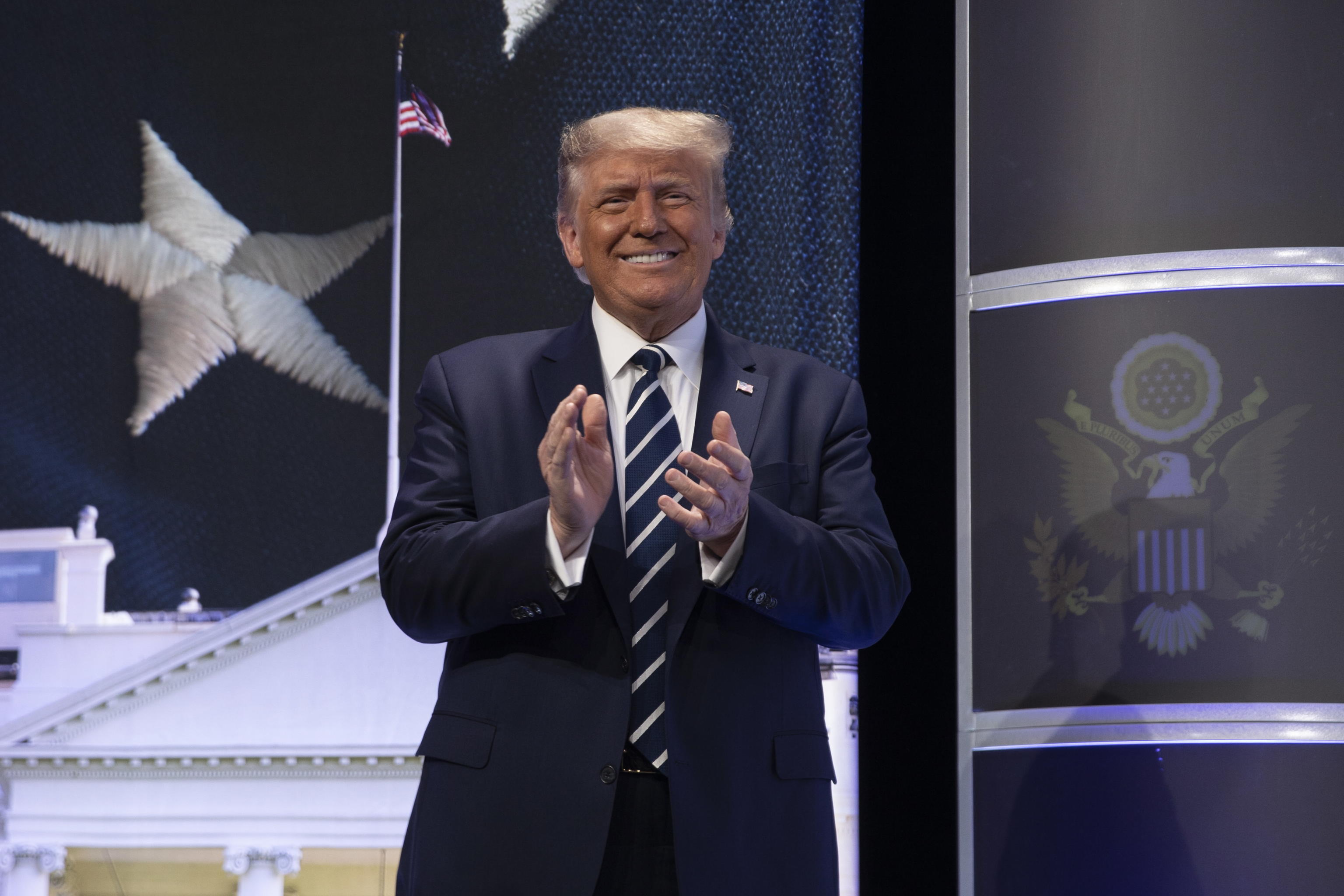 Trump gioca carta del “plasma” alla vigilia della convention