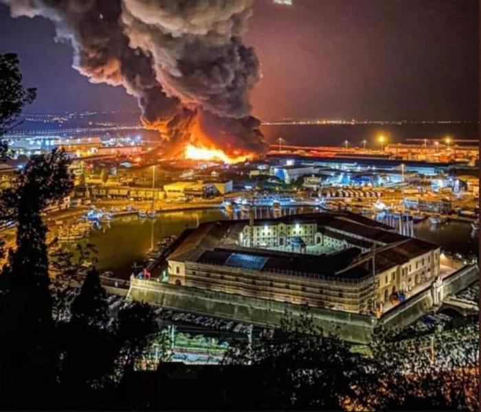 Ancona, vasto incendio al porto