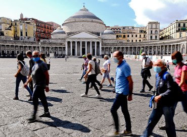 Covid, da oggi in Campania obbligo di mascherine all’aperto