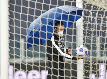 L’Italia del regime sanitocratico nel pallone
