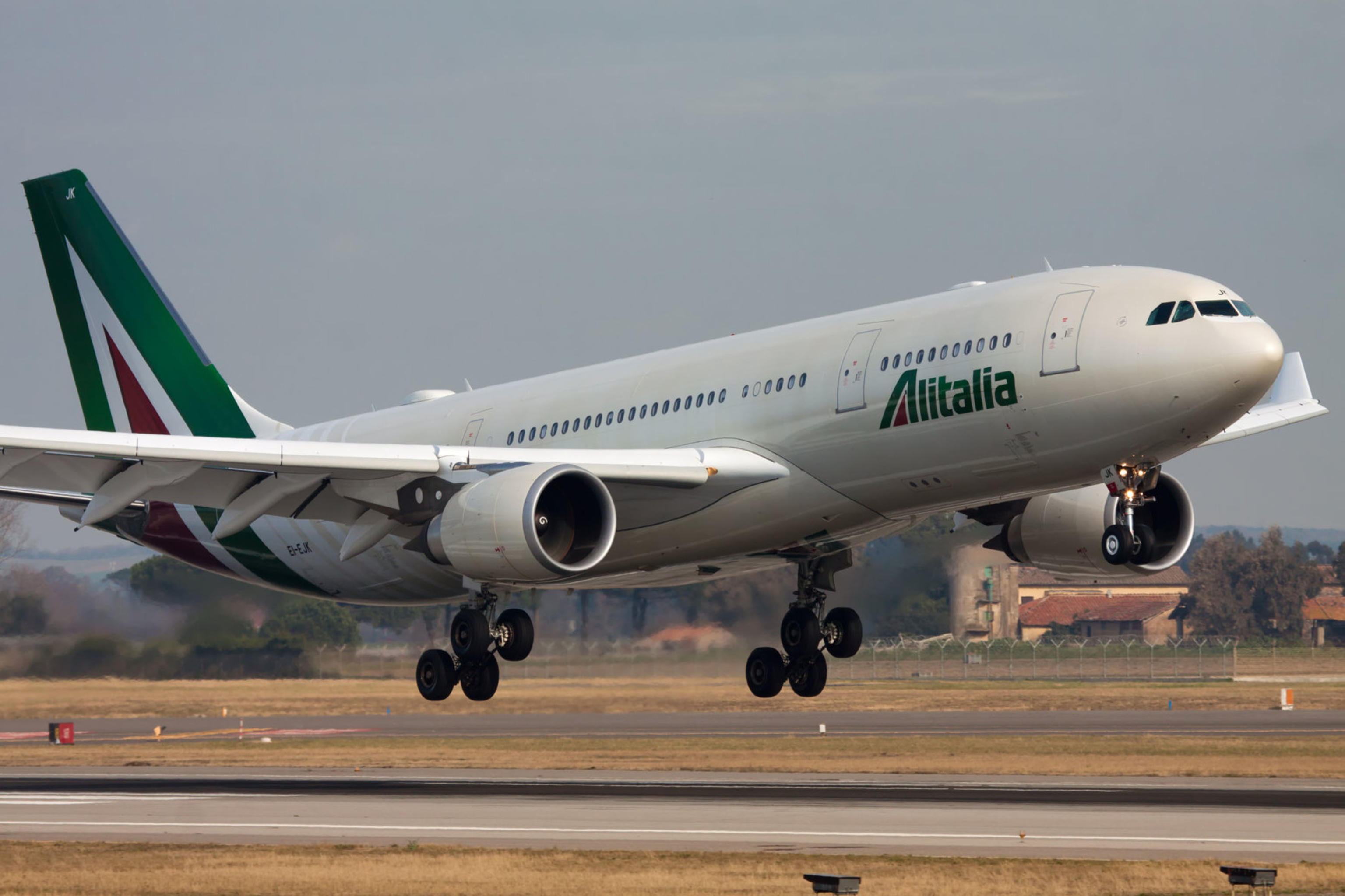 Alitalia non spicca il volo, “in cassa solo 260 milioni”