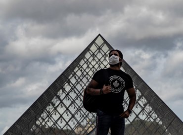 L’Europa richiude causa Covid, coprifuoco a Parigi