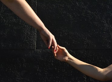 La vera solidarietà: distribuiamo un terzo dello stipendio