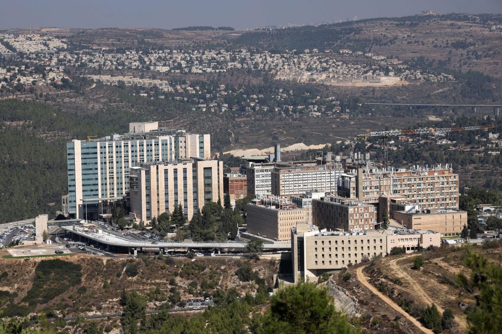 I palestinesi invocano il boicottaggio di Israele, e poi chiedono a Israele di salvare loro la vita