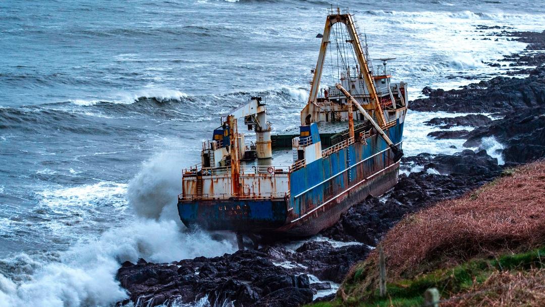 Alla deriva e in avaria totale