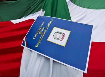 Nessuna stampella a chi ha stracciato la Costituzione