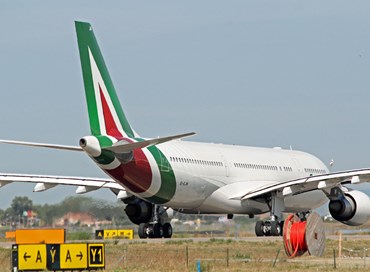 Alitalia in tre anni è costata 8 miliardi, ora basta
