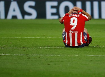 Caso Suárez: il dito e il pallone