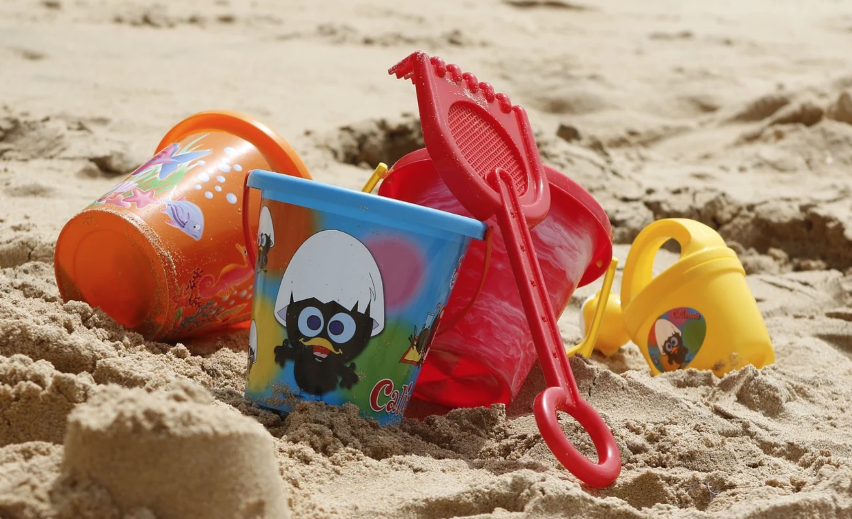 Paletta, secchiello e Governo balneare