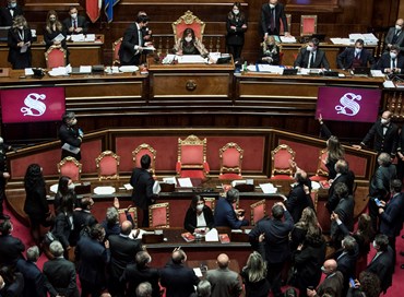 Al Senato la politica-spettacolo diventa spettacolo della politica, che non c’è più