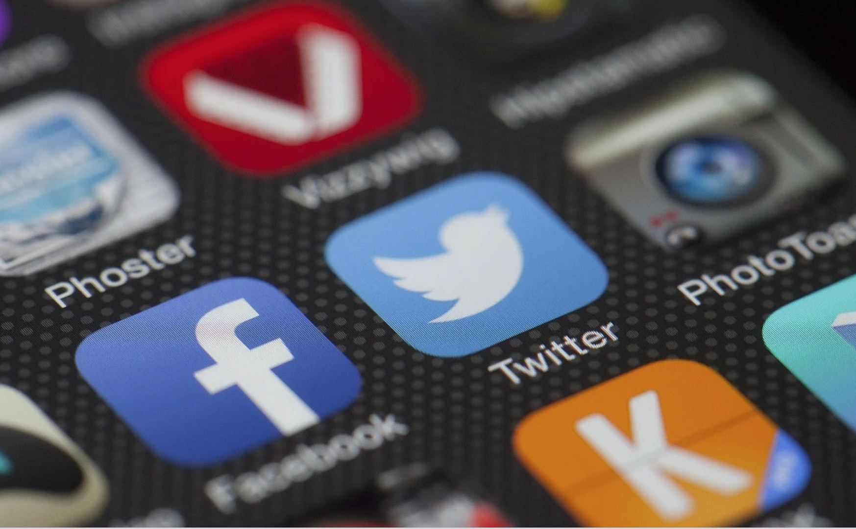 Minori sui social: il Garante apre fascicolo su Facebook e Instagram