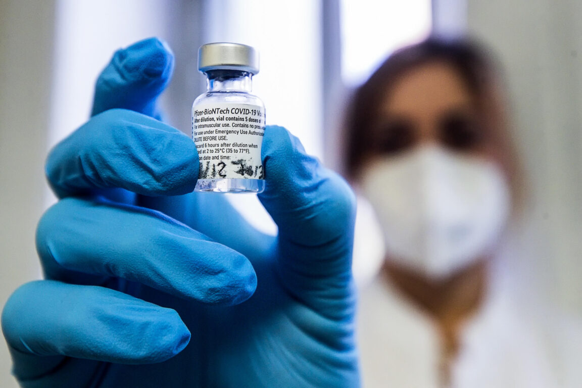 Non serve un vaccino italiano: serve vaccinare gli italiani