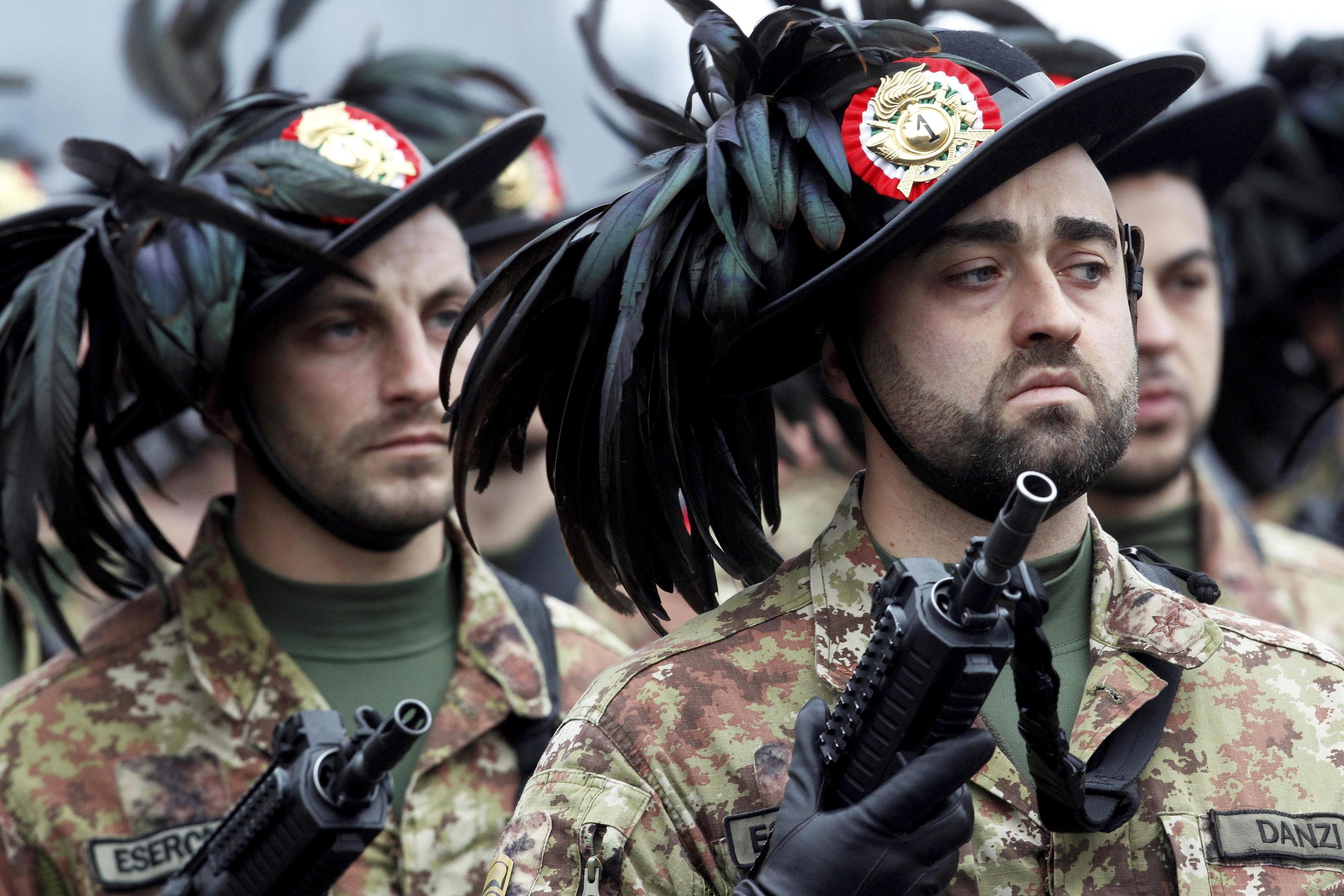 Sull’attenti, come vecchi soldati: a sostegno di Draghi