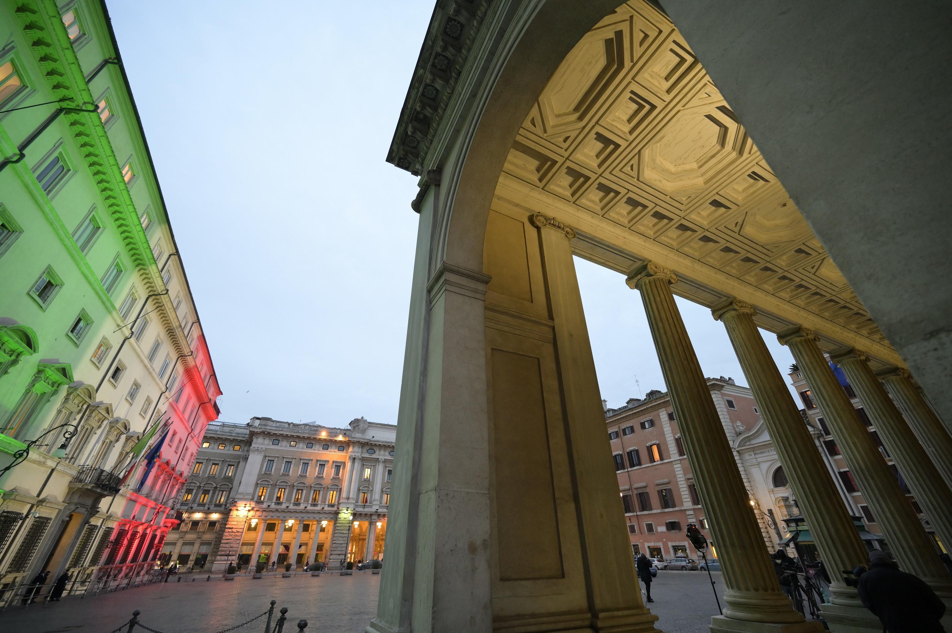 Draghi, contraddizioni e la bandiera che verrà