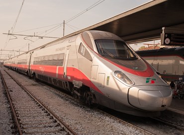 Trasporti e Covid: traffico passeggeri “dimezzato” nel 2020