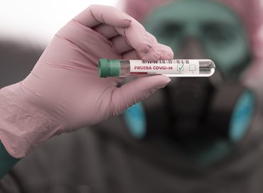 I virologi adesso credono di essere pm d’assalto