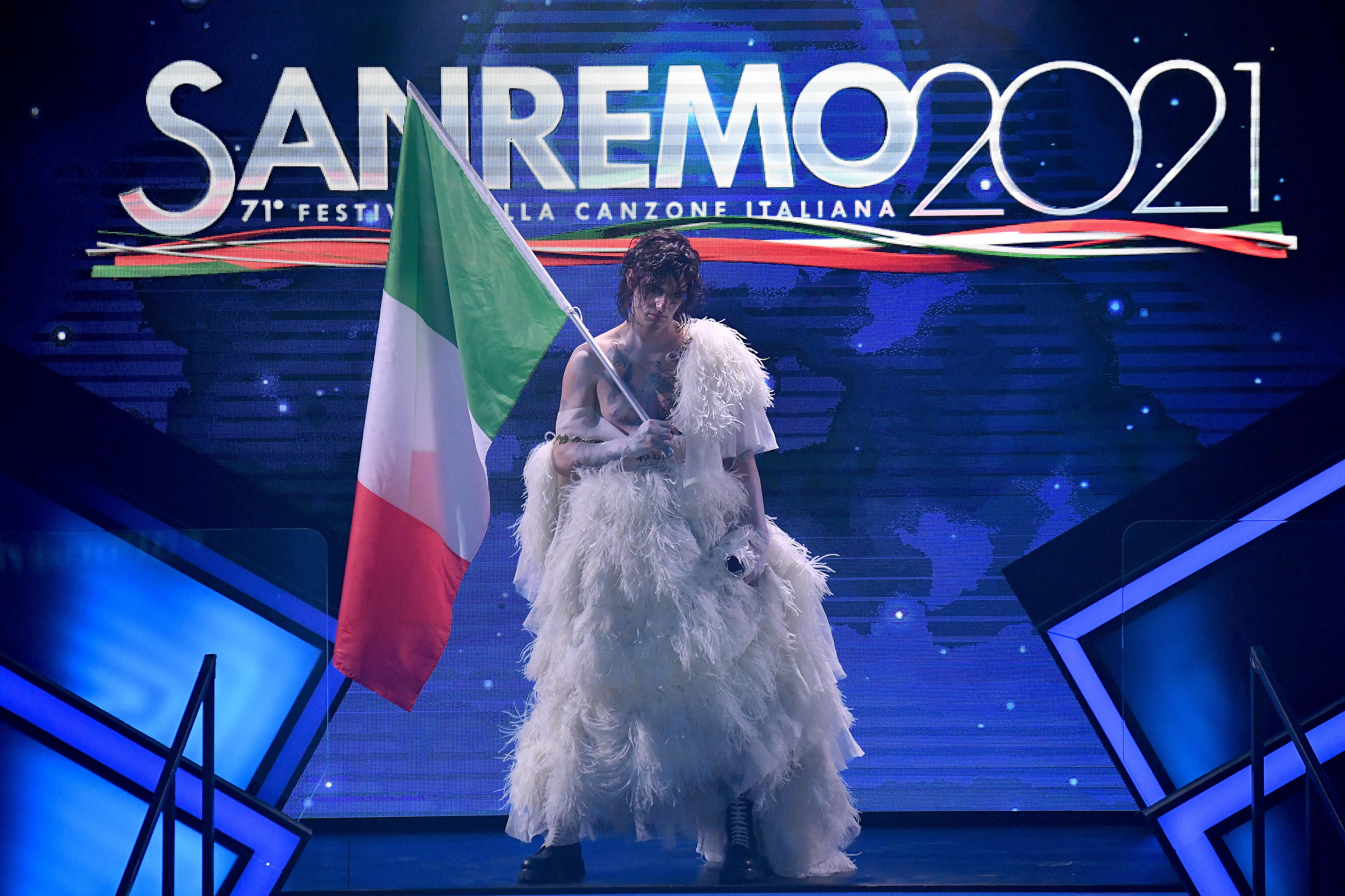 Oltraggio della Bandiera al Festival: indignazione sì, insulti no