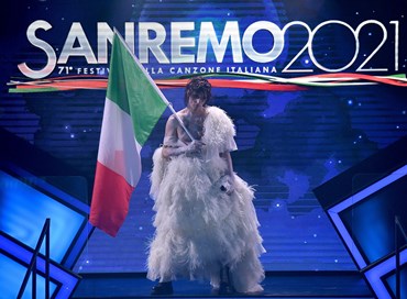 Oltraggio della Bandiera al Festival: indignazione sì, insulti no
