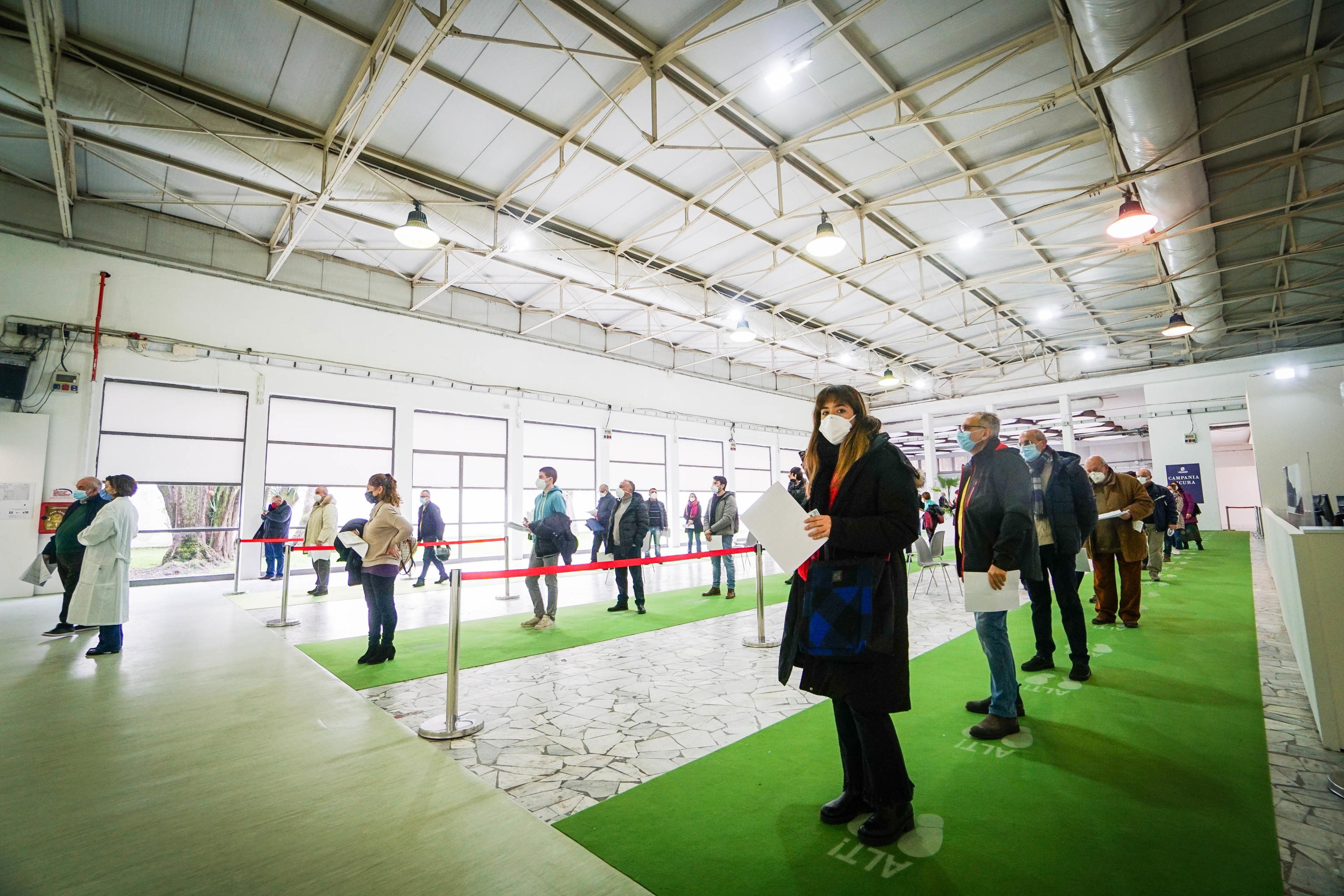 Vaccini anti-Covid: i giornalisti saltano la fila