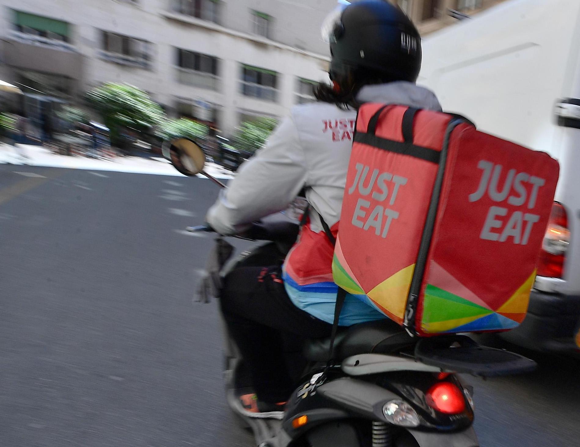 Just Eat: rider diventano dipendenti, c’è l’accordo