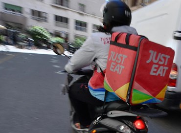Just Eat: rider diventano dipendenti, c’è l’accordo
