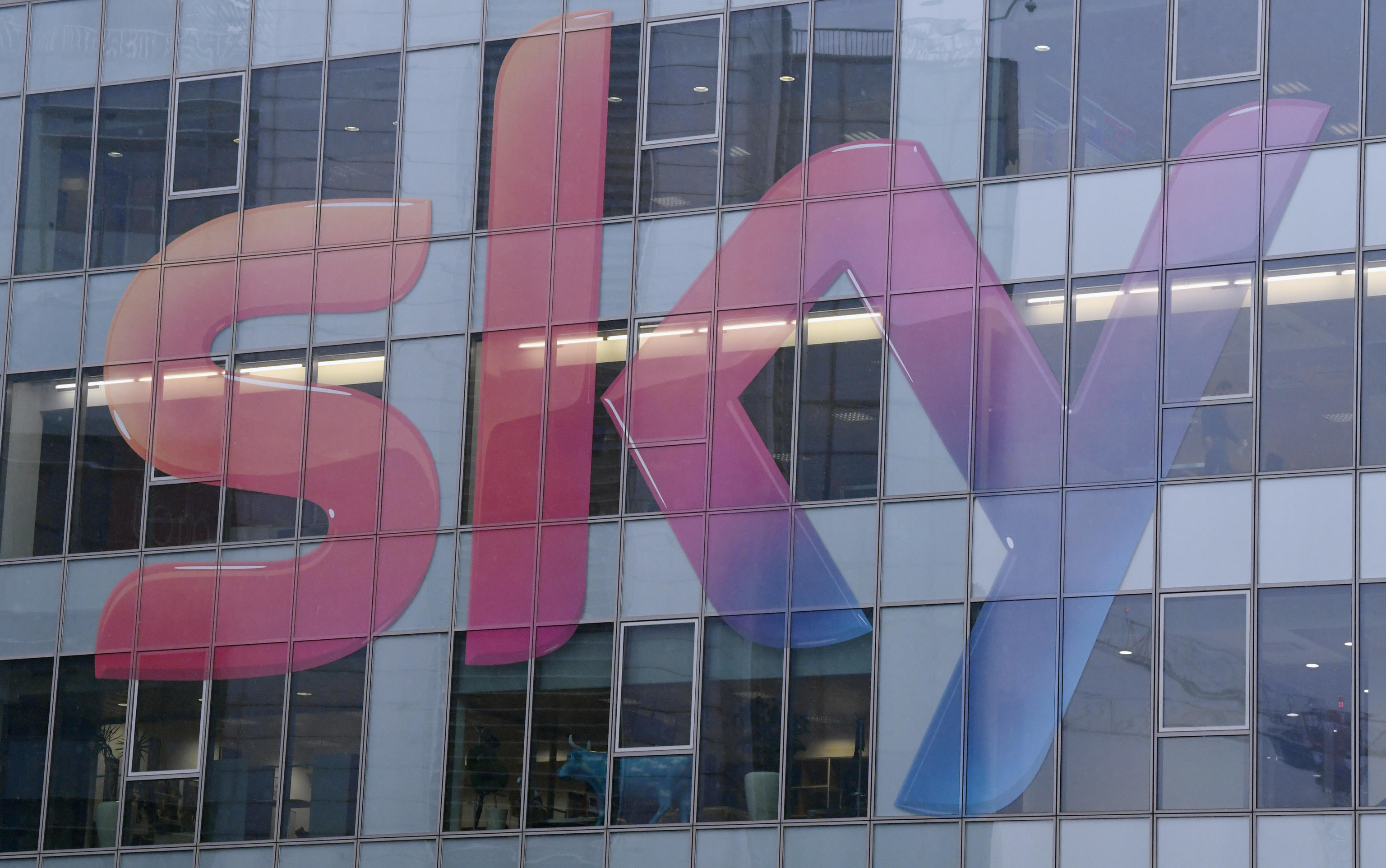 Sky si trasforma… con tremila esuberi