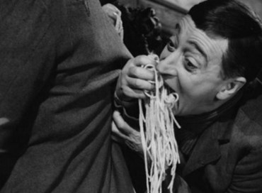 “A cena fuori da metà maggio”: titoli e psicosi
