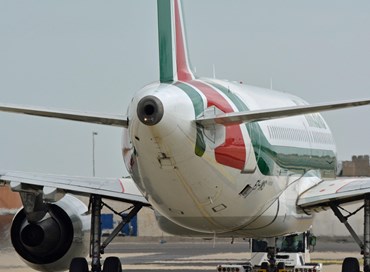 Alitalia, slitta pagamento stipendi di aprile