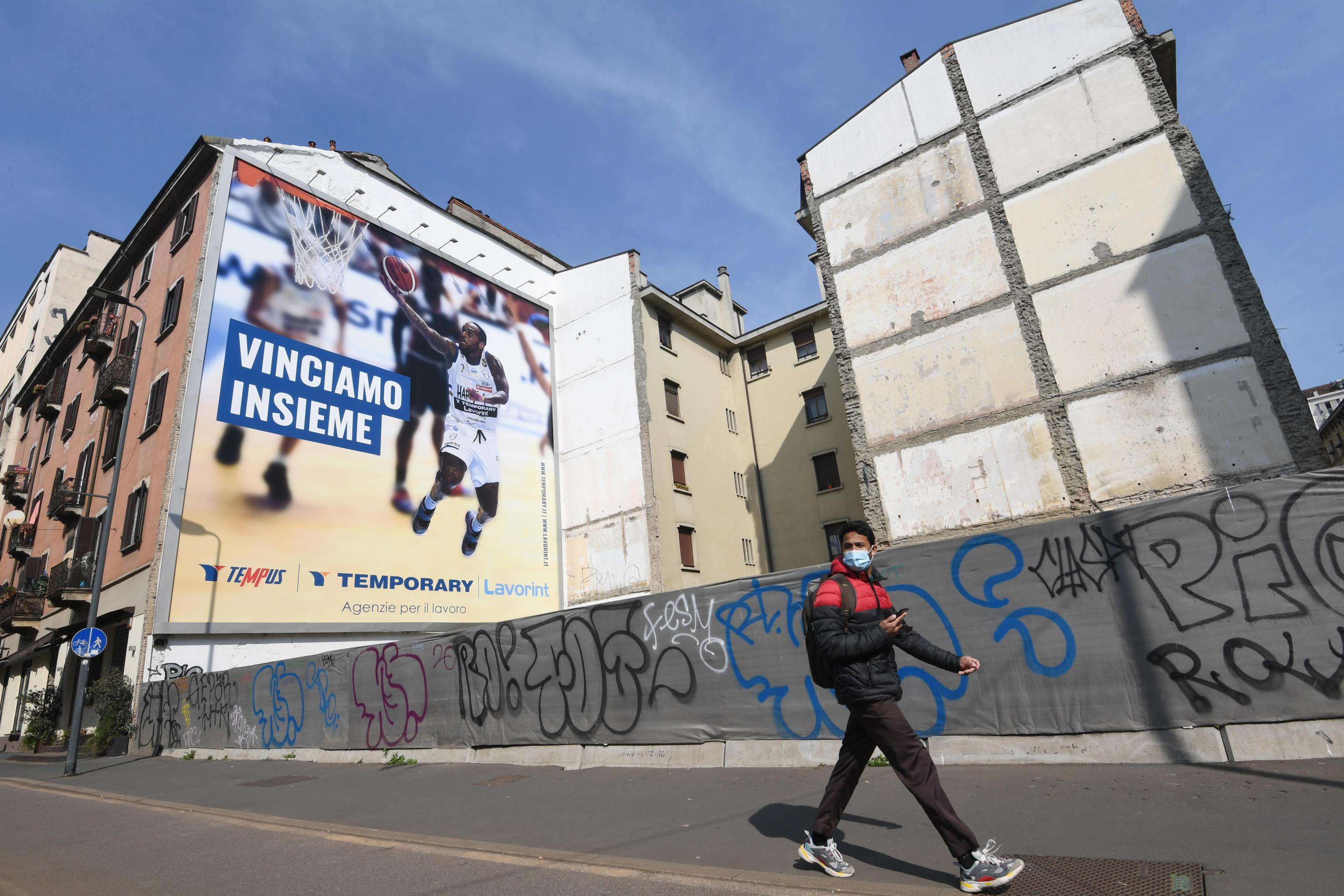 Insegne o cartelloni sulla facciata condominiale