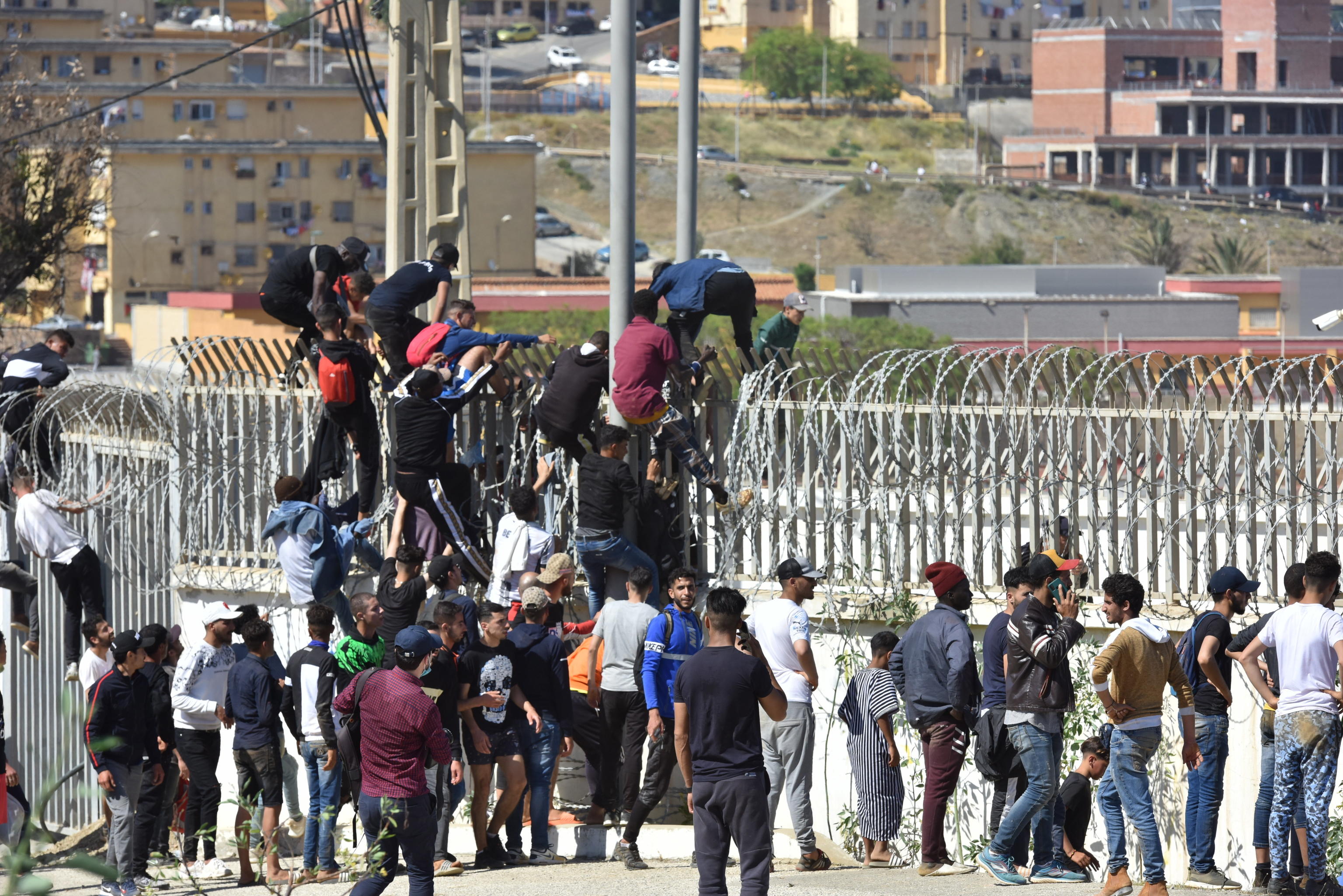 Spagna: la polizia marocchina apre le porte ai migranti di Ceuta