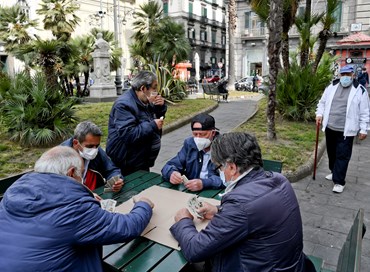 L’idiozia delle mascherine all’aperto