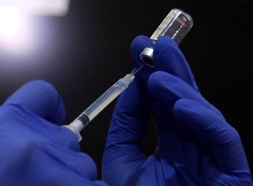 Nove individui diventati miliardari grazie alla vendita dei vaccini? Evviva!