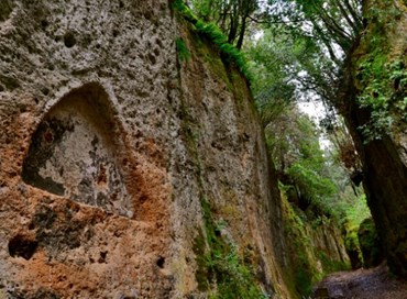 Le “Vie Cave” e i misteri della terra dei tufi