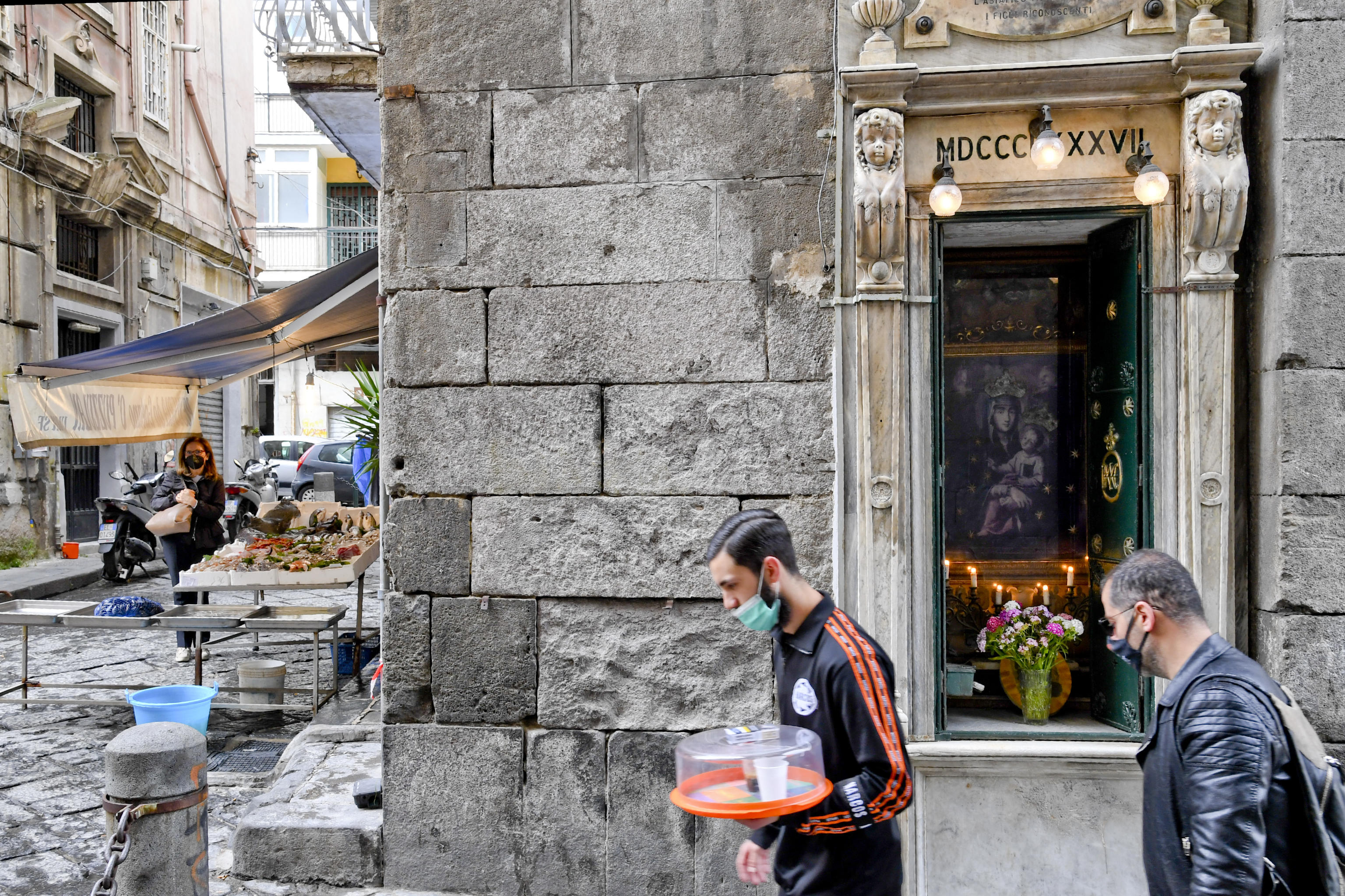 La deprimente covidiozia della mascherina