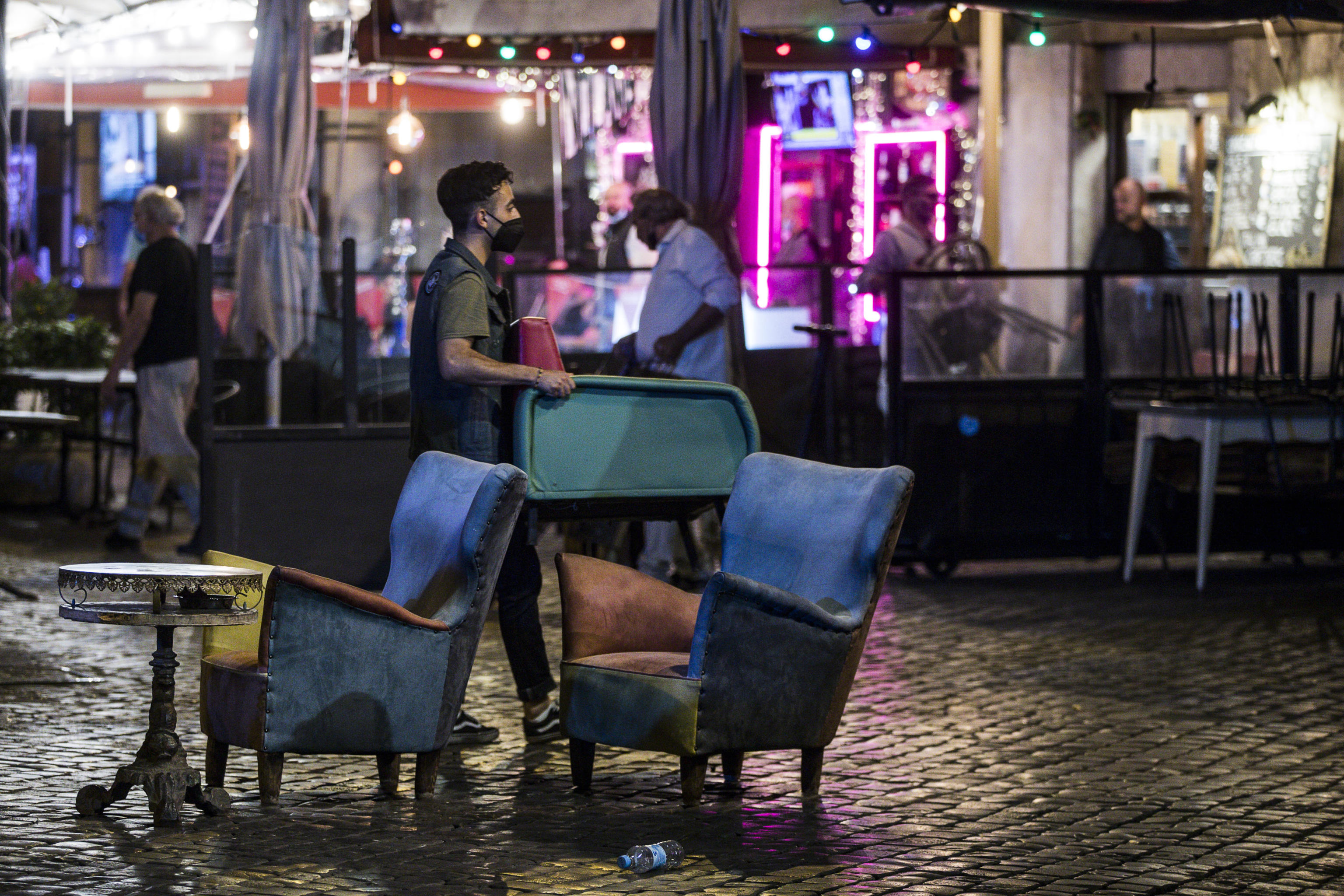 Sondaggio choc: gli italiani vogliono la mascherina