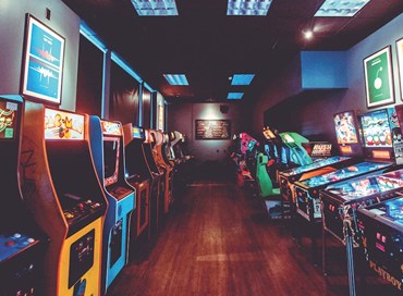 Sigarette e motorini truccati: l’era della sala giochi
