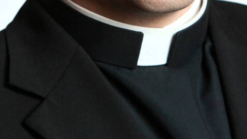 Prete arrestato, la difesa: “Azioni a scopo educativo e spirituale”