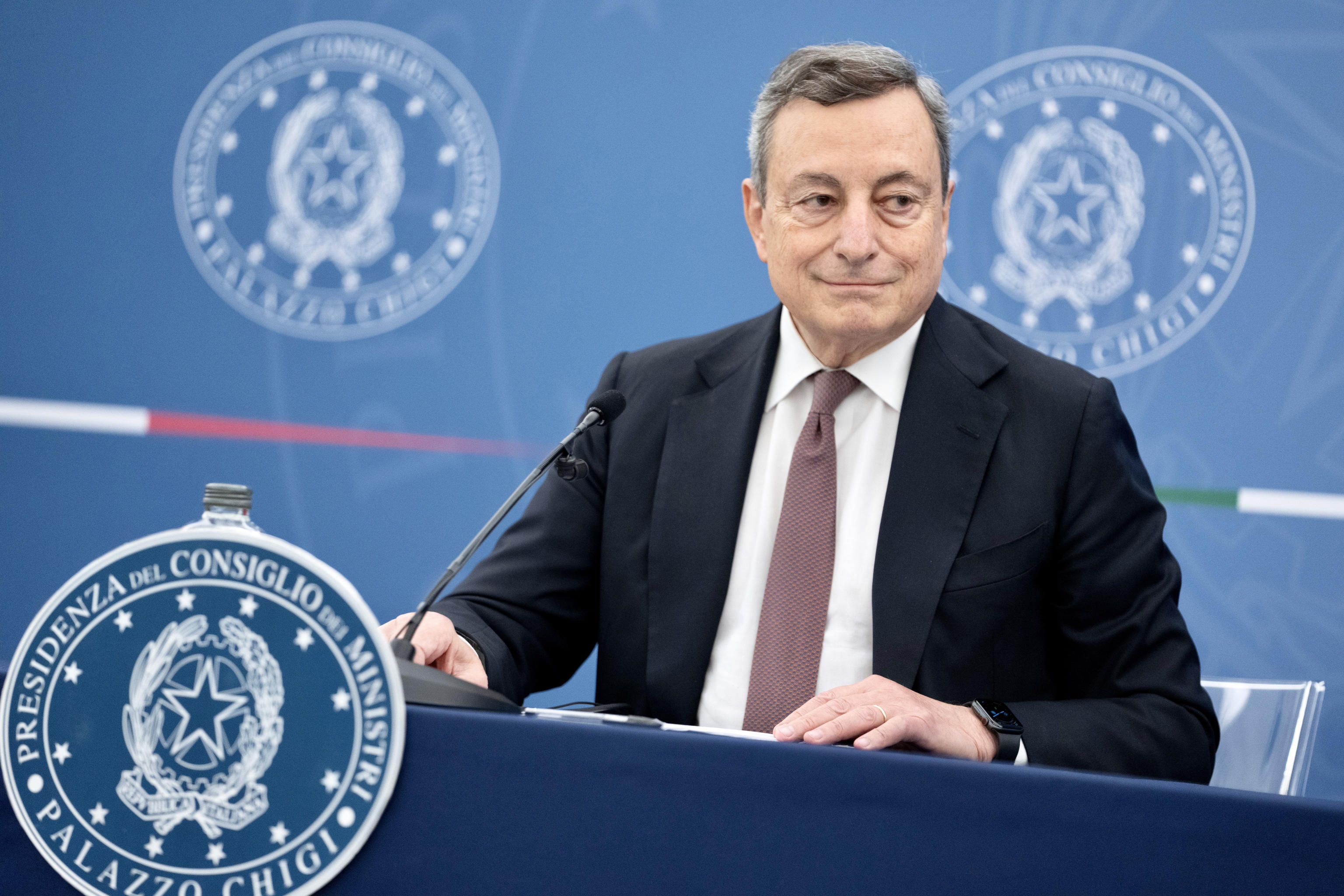 Draghi presenta il decreto anti-Covid: “Vaccinatevi”