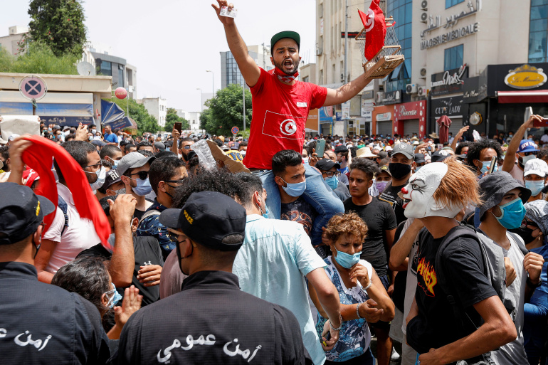 Caos in Tunisia: Parlamento congelato e primo ministro licenziato