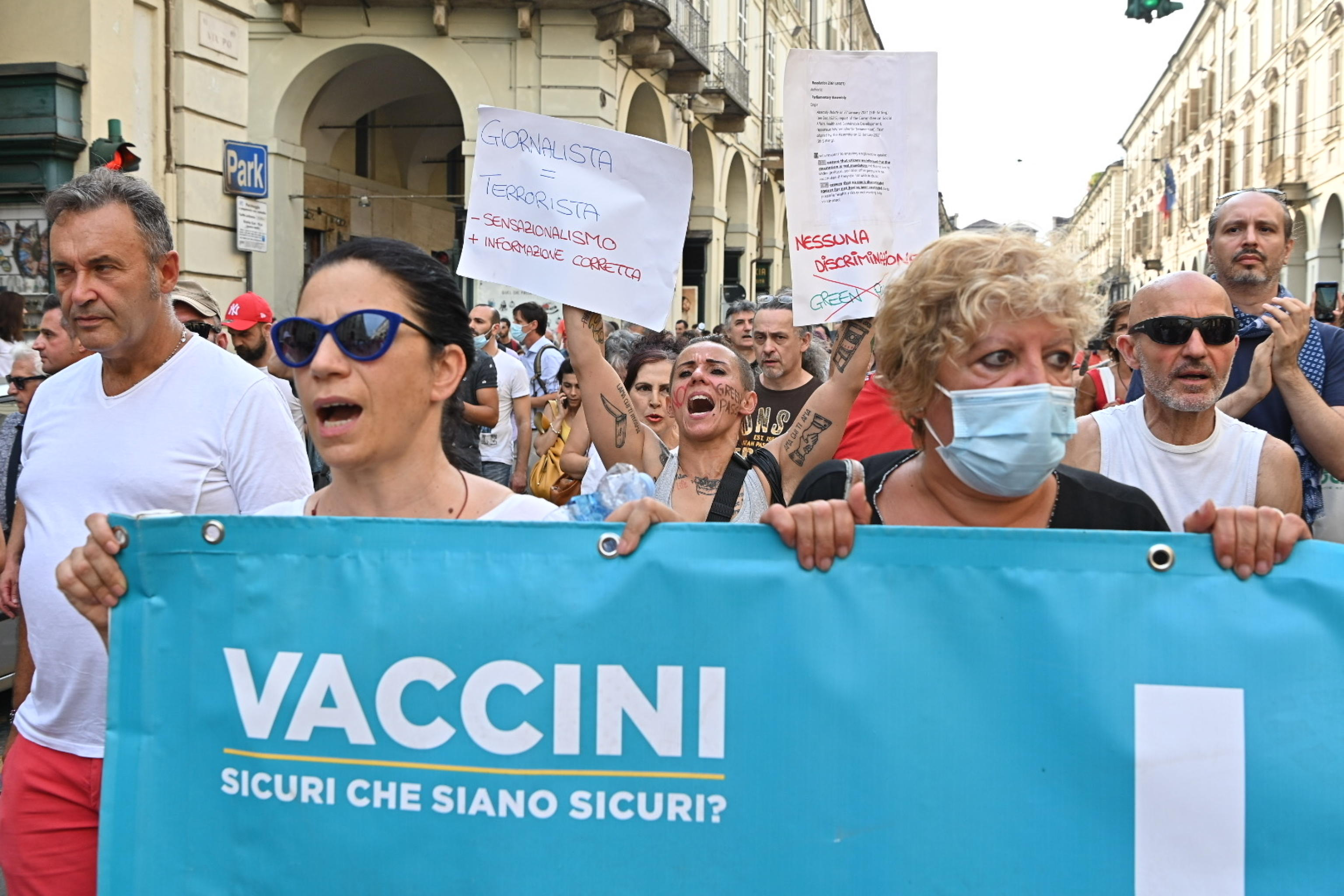 Vaccini e Green pass: l’obbligo solo con legge