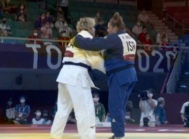L’abbraccio tra l’atleta israeliana e quella saudita: una bellissima pagina di storia