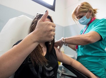C’è il tempo dei vaccini, c’è il tempo delle cure