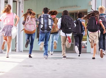 Cuffiette e zaini agli studenti che si vaccinano